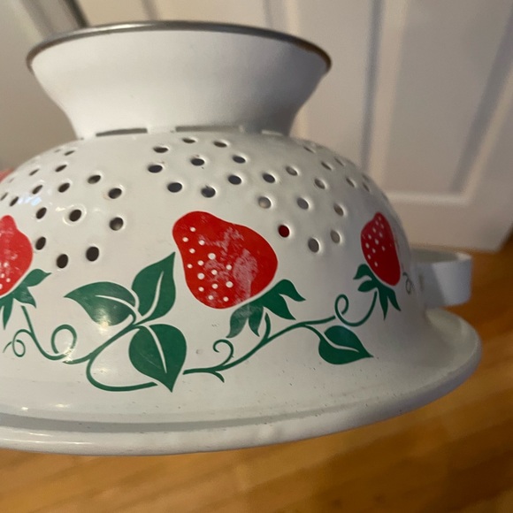 vintage 1983 White Enamel Strawberry Colander - Picture 4 of 5